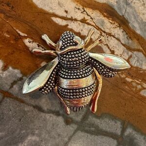 ✨ Vintage Gold Tone Bee Brooch / Pin  1970s
